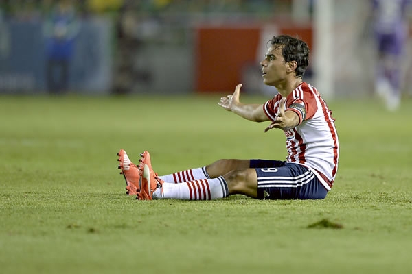 Omar Bravo quejándose de una falta.