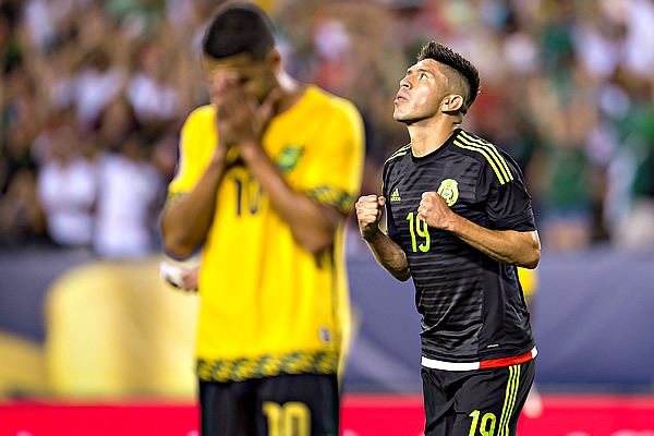 Oribe Peralta celebra tras anotar el 3-0.