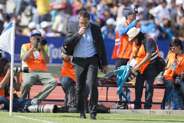 Pablo Marini persignándose previo al choque.