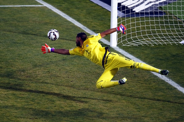 Peligroso disparo de Chile que puso a temblar al portero Romero.
