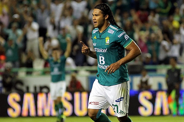 Peña anotó un golazo para aumentar la ventaja a dos goles.
