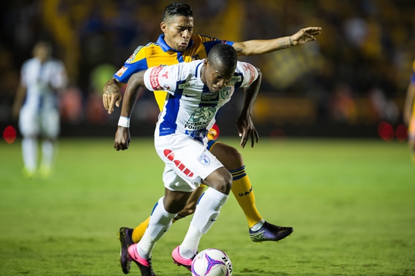 Penilla buscó el penal, pero lo único que consiguió fue amonestación.