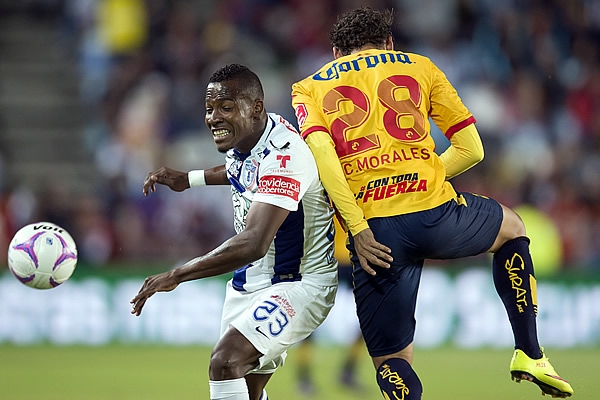 Penilla protege el balón y busca a quien asistir.