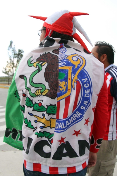 Personajes curiosos también iluminaban las gradas del Estadio Omnilife.