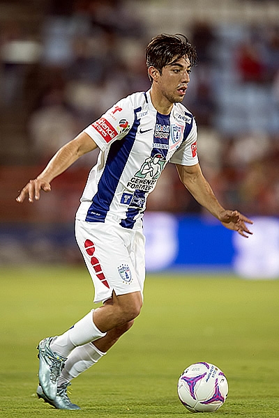 Pizarro intenta ser quien controle el medio campo.