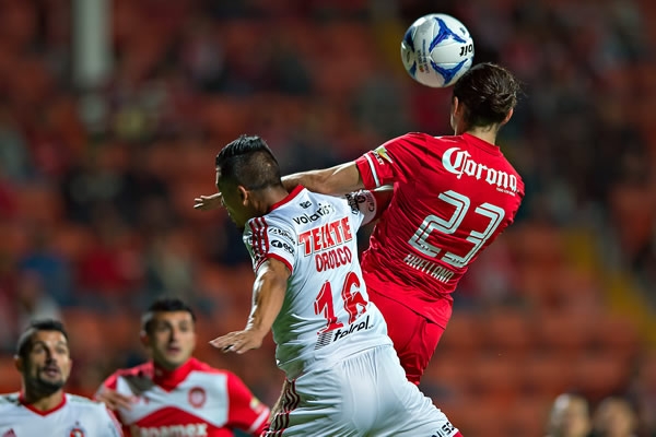 Por aire, Diablos y Xolos buscaban hacer daño.