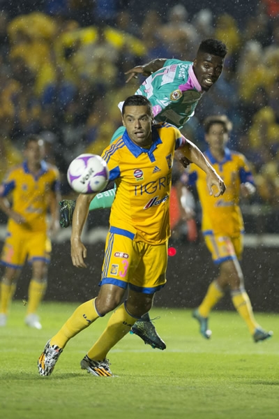Por aire o por tierra, el duelo por el balón.
