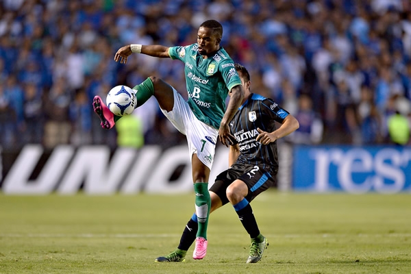 Por aire y al ras de la cancha, el balón fue dividido.