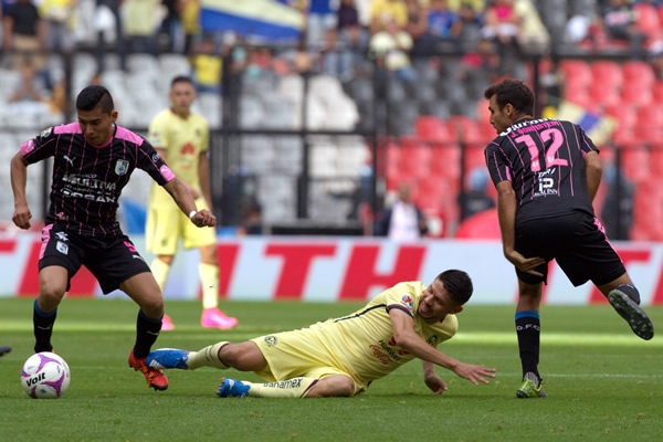 Por varios minutos, el duelo se llevó en el área de los Gallos.