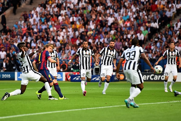 Potente zurdazo de Rakitic que hizo temblar las redes.
