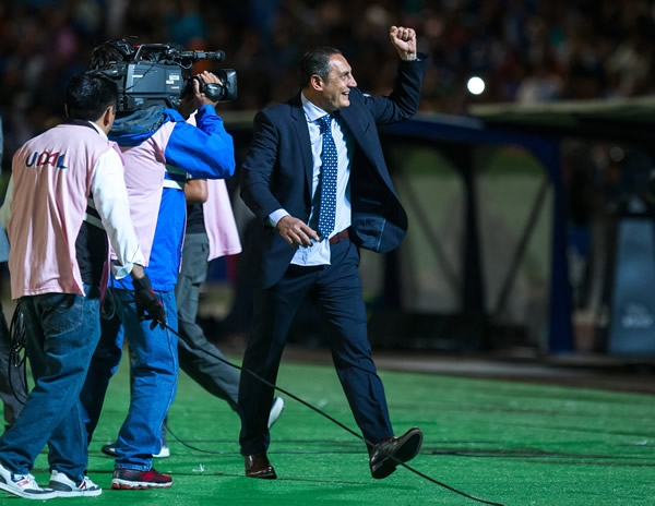 Puebla celebró el triunfo con su afición en las gradas.