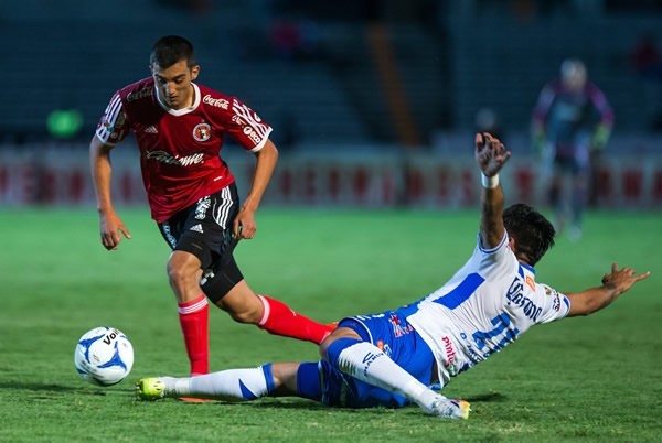 Puebla defendió la mínima ventaja con dos expulsados.