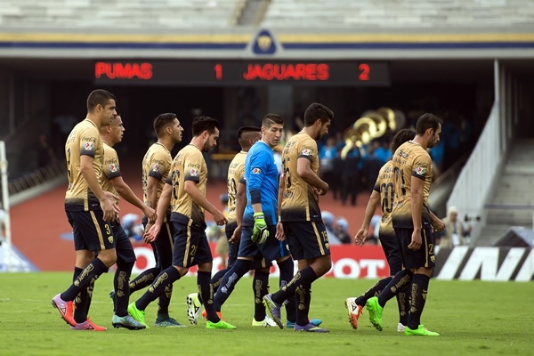 Pumas perdió invicto en casa pero mantuvo liderato.