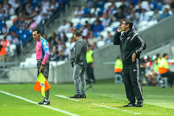 Raúl Chabrand dirigió su primer duelo como DT de Xolos.