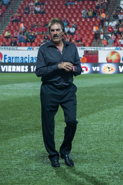 Ricardo Antonio La Volpe vestido elegantemente.