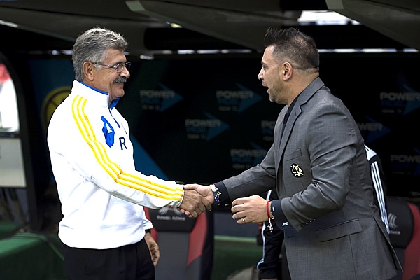 Ricardo Ferretti y Antonio Mohamed se desearon suerte.