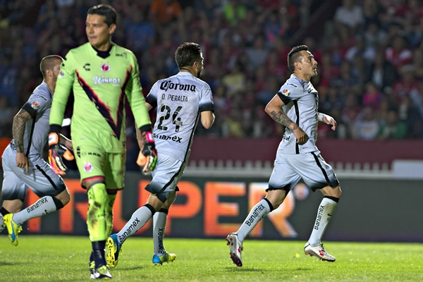 Sambueza abrió el marcador con un verdadero golazo.