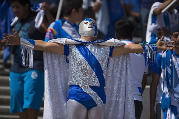Súper Camote siempre alentando los colores blanco y azul.