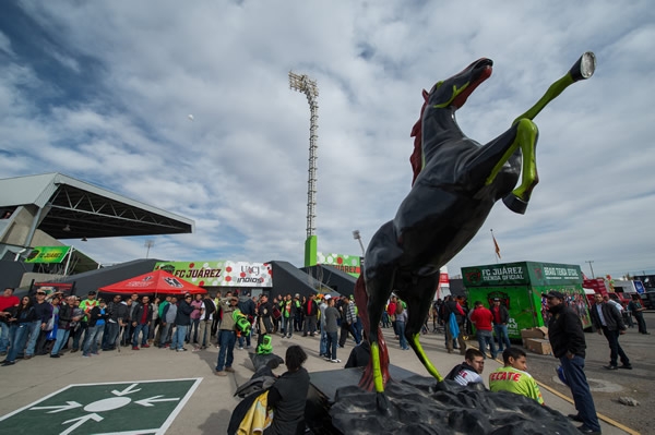 Desde temprana hora, la afición copó el exterior de su estadio.