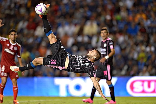 Tito Villa remató de chilena en la recta final del encuentro.