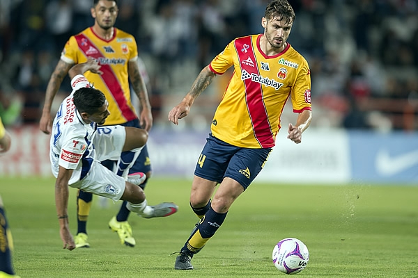 Torsiglieri roba el balón en los linderos de área.