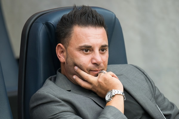 Tranquilo y atento se mostró Mohamed en el banquillo.