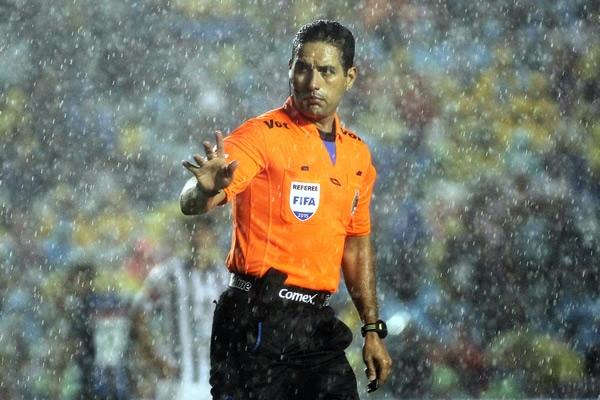 Tremendo chubasco cayó en La Corregidora en pleno juego.