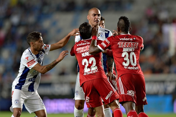 Un conato de bronca se dio en la cancha del Huracán.