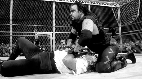 Una de las peleas más recordadas en la historia es el Hell in a Cell contra Mankind.