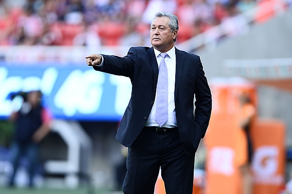 Víctor Vucetich durante el duelo ante Chivas.