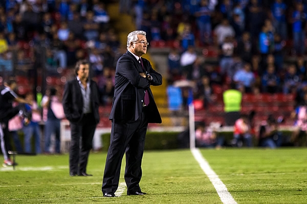 Víctor Vucetich lució tranquilo durante el duelo ante Xolos.