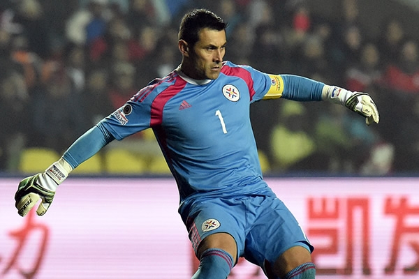 Villar no dudó a la defensa del arco guaraní.