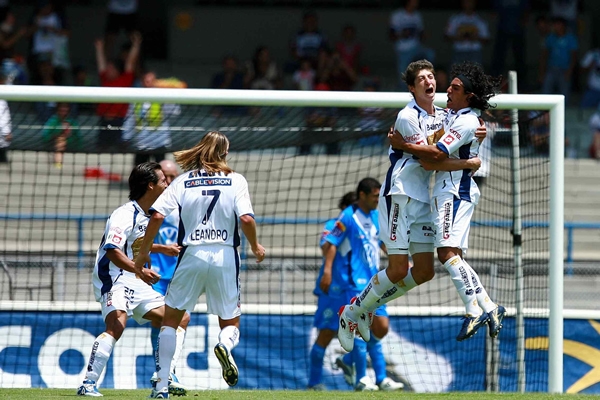 Bravo y Palacios festejan el gol de Pumas ante Puebla