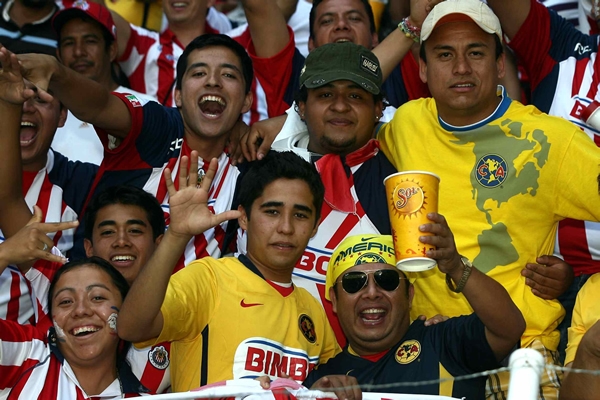 Fans América y Chivas juntos