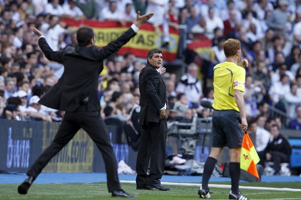 Juande Ramos observa el festejo de su rival, Pep Guardiola