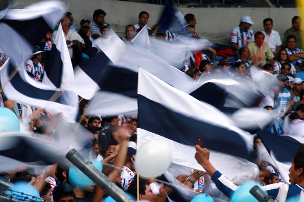 La afición local está vuelta loca.