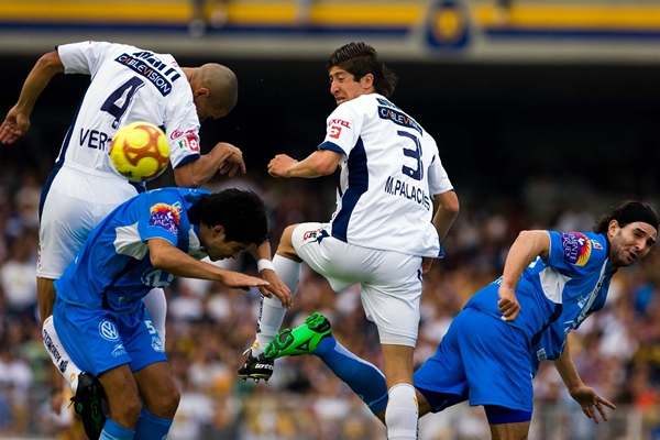 La defensiva de Pumas intentando detener a los poblanos