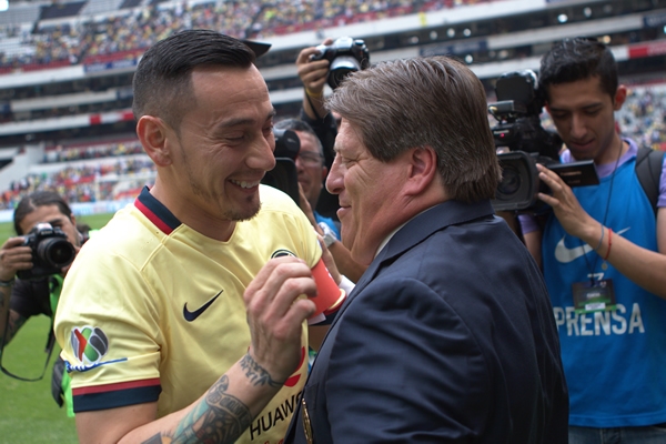 El típico saludo entre técnicos no faltó.