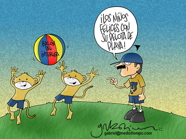 El Tuca ve a sus Pumitas y dice: Los niños, felices con su pelota de playa....