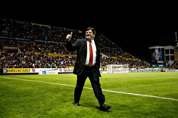 Un sonriente Miguel Herrera saludando al público.