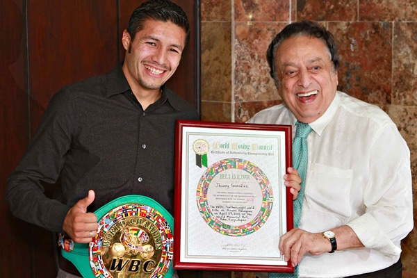 A lado de Johnny González, Campeón Gallo del CMB.