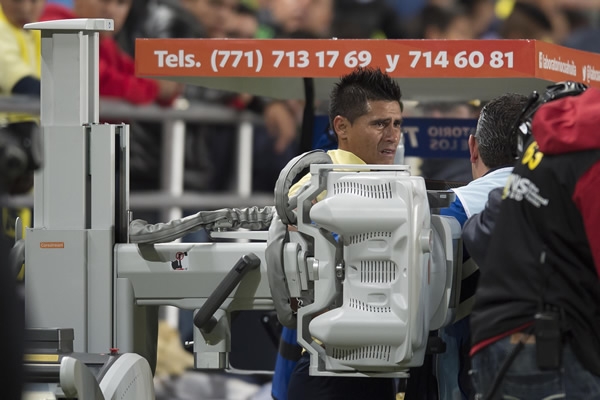 A Martínez le realizaron una radiografía al salir de la cancha,