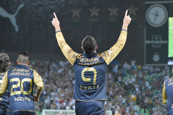 A penas al minuto 3, los felinos ya le ganaban a los Guerreros.