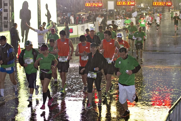 A pesar de la lluvia los competidores no se desanimaron a correr.