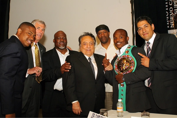 A un lao del Campeón Welter Tim Bradley.