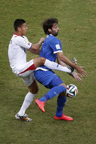 En su afán de robar la pelota, Duarte cometió falta sobre Samaras.