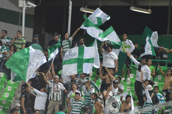 La afición albiverde hizo estallar el Corona al grito de gol.