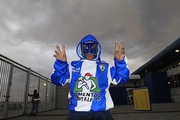 Afición de Tuzos también apoya a su equipo.