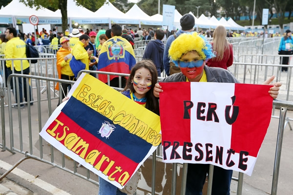 Afición peruana apoyó a Ecuador.
