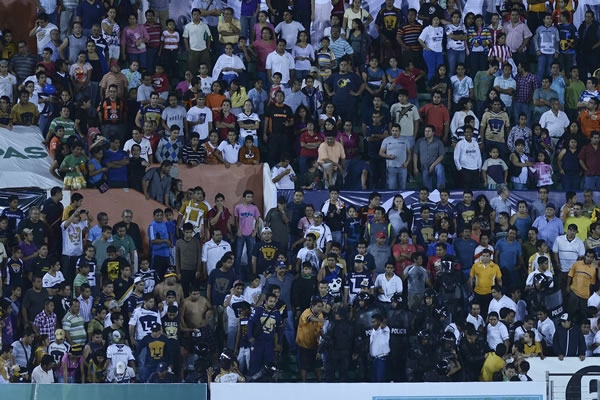 La afición puma presente pese a los malos resultados.